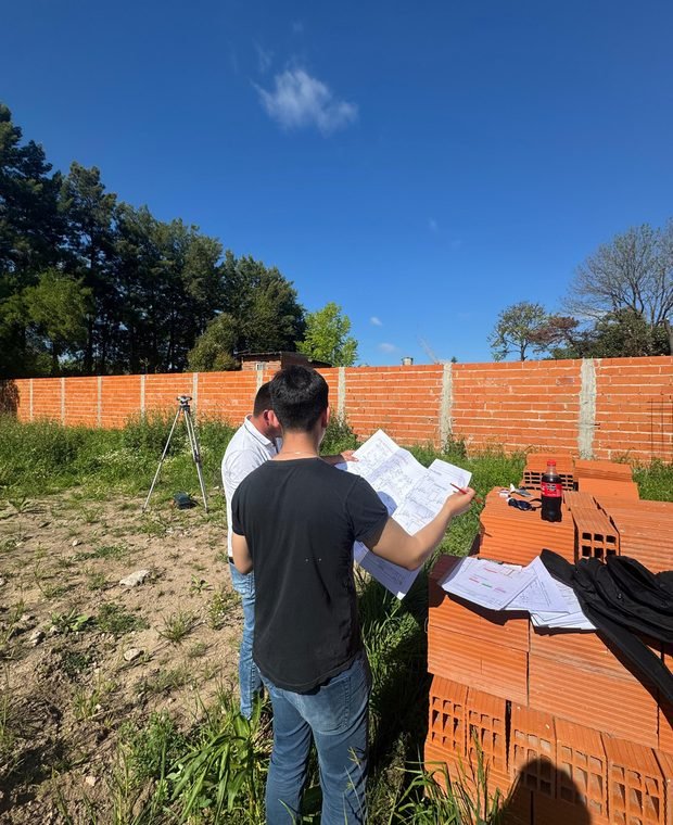 Facundo Ojeda revisando planos en obra con el equipo
