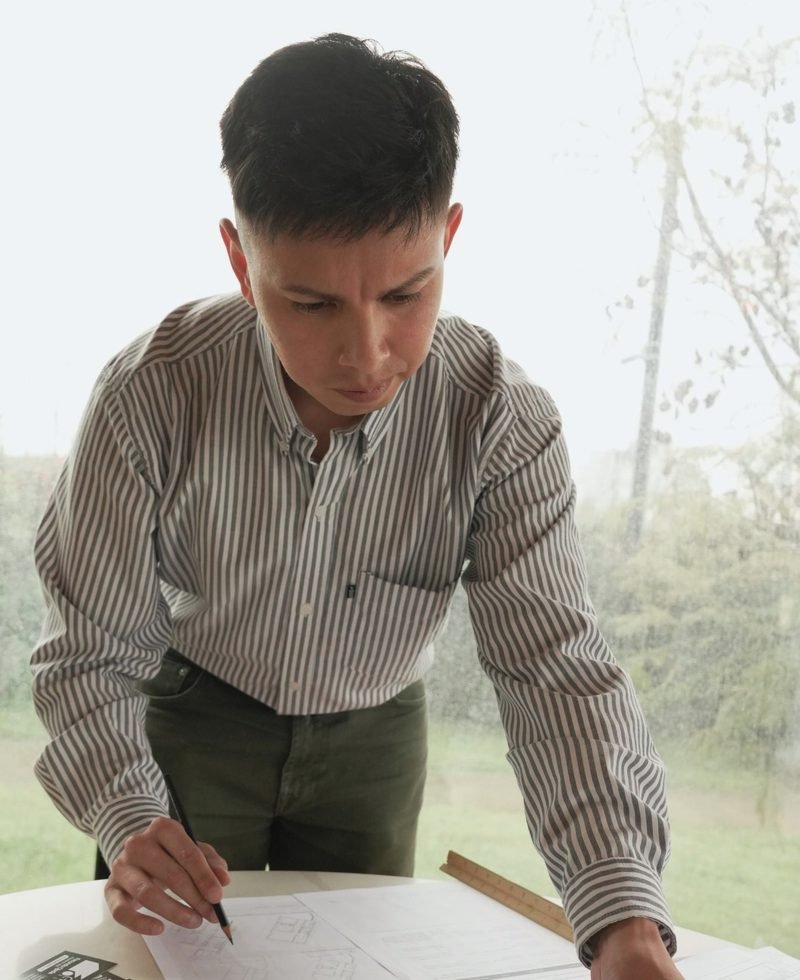 Facundo Ojeda con la maqueta de su proyecto final